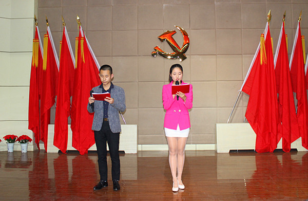 主持人宣布演讲比赛规则.jpg
