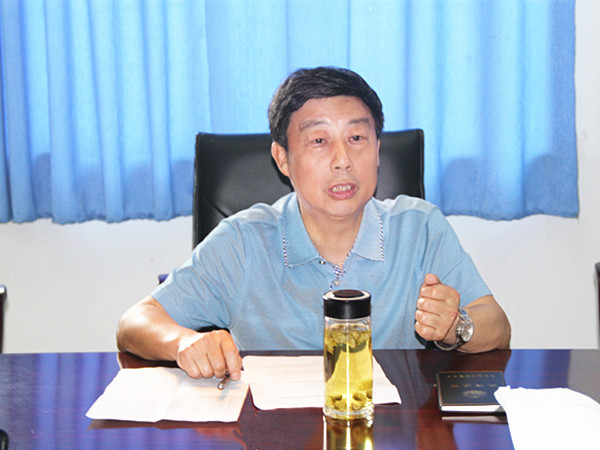 1关工委副主任王树庭主持会议.JPG