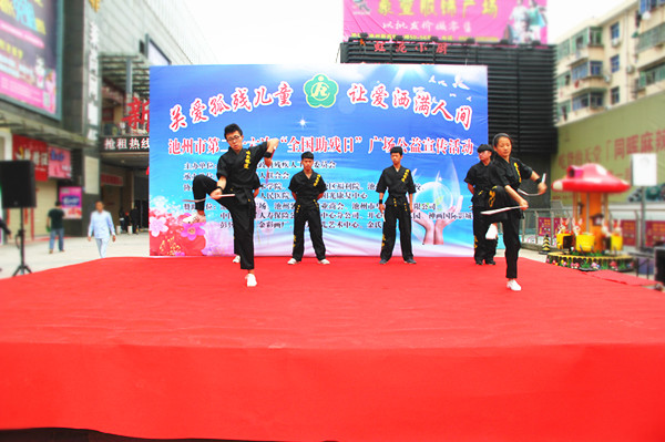 1同晖广场—双截棍表演.JPG
