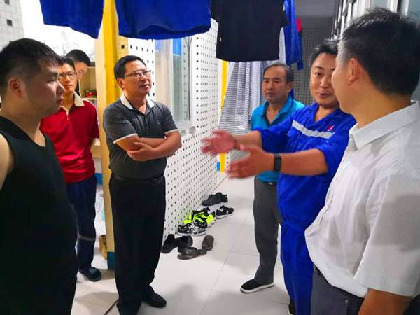 20180918院领导看顶岗实习学生6_副本.jpg