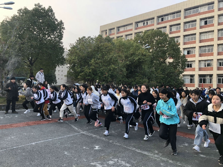 女子出发.jpg